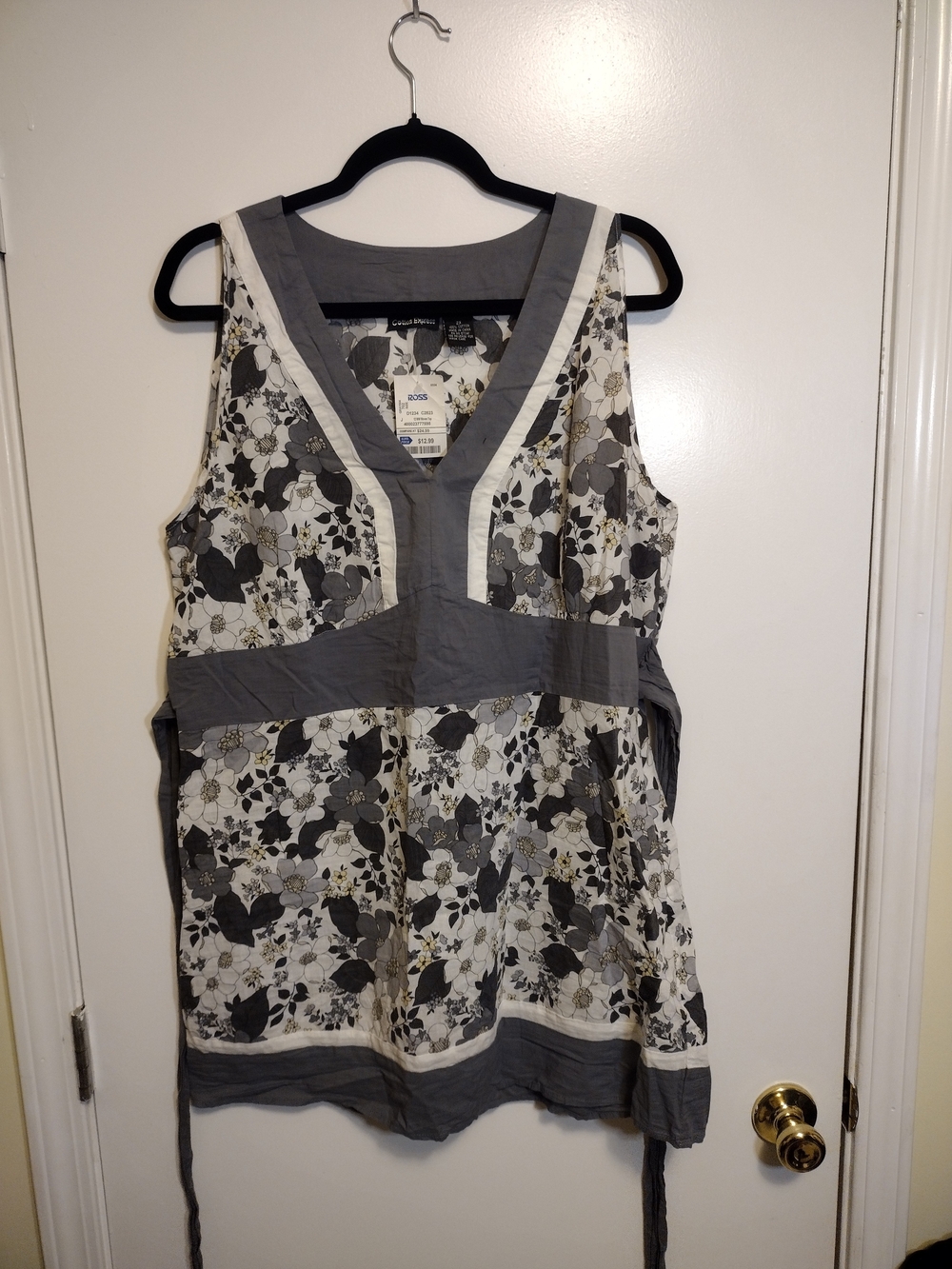 Casual Corner Gray and White Floral V-Neck Tunic